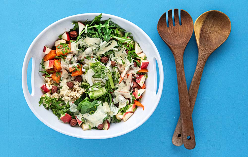 Spomladanska detoks skleda s kefirjevim prelivom